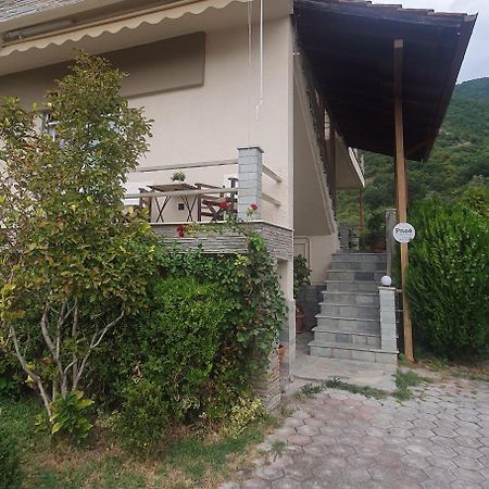 Pnoe Apartments Loutraki  Exterior photo