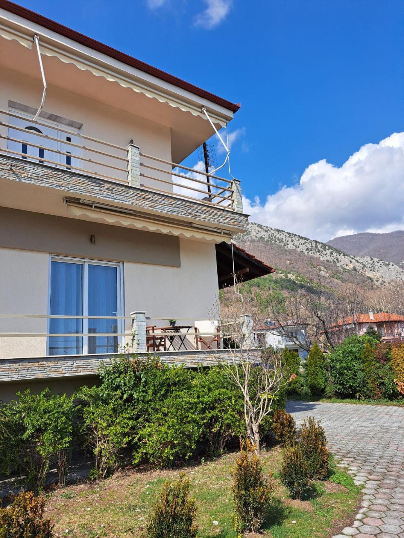 Pnoe Apartments Loutraki  Exterior photo