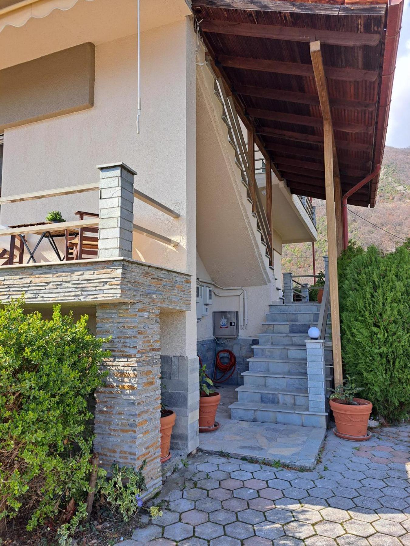Pnoe Apartments Loutraki  Exterior photo